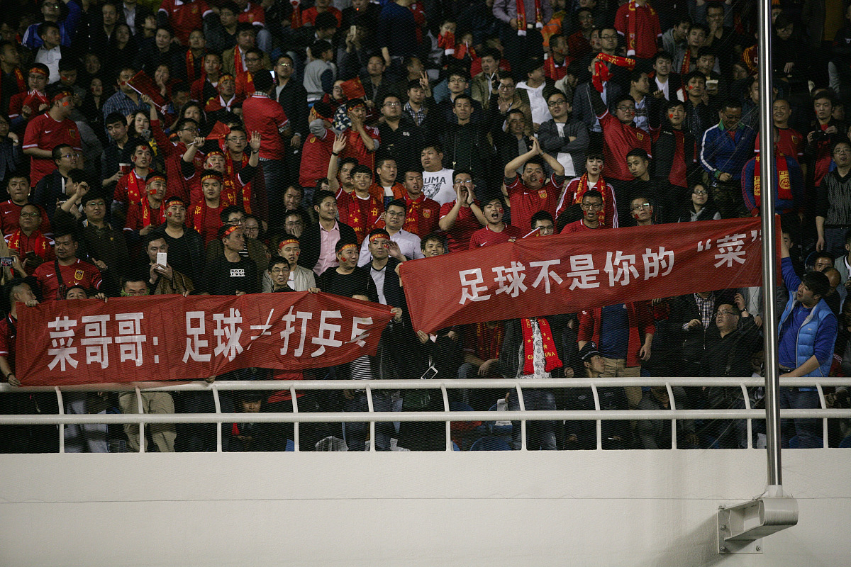 足球赛场上的强强对话激发球员斗志的简单介绍